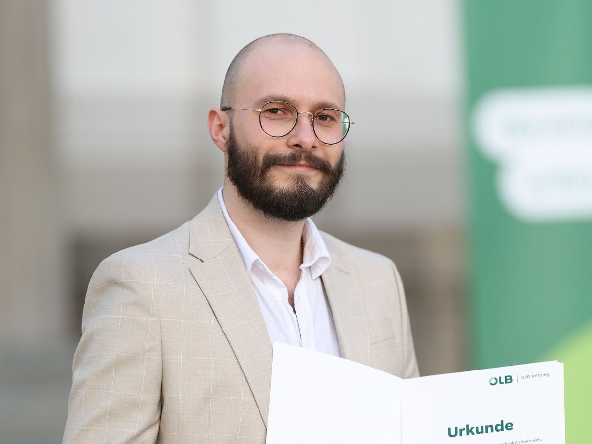 Niklas Kruse aus Georgsmarienhütte von der Hochschule Osnabrück erhielt den ersten Preis (OLB-Wissenschaftspreis / Kategorie Masterarbeiten). / Foto: Markus Hibbeler (OLB-Stiftung)