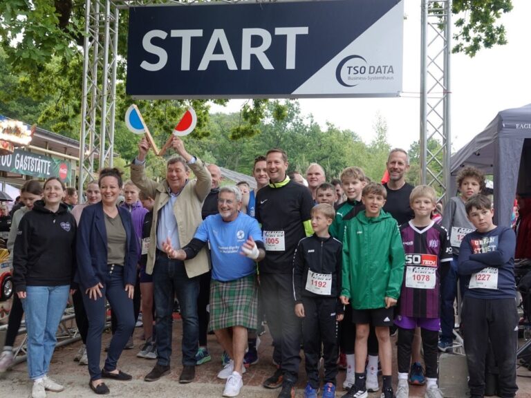 Start Fun-Lauf: (v.l.n.r.) Gaben beim Fun-Lauf gemeinsam das Startsignal: Laura Riedel (TSO DATA), Ekaterina Menke (AOK Niedersachsen), Uwe Görtemöller (Bürgermeister der Stadt Osnabrück), John McGurk (S4acw) und Philipp Bruelheide (Zoogeschäftsführer). / Foto: Anna Lena Probst (Zoo Osnabrück)
