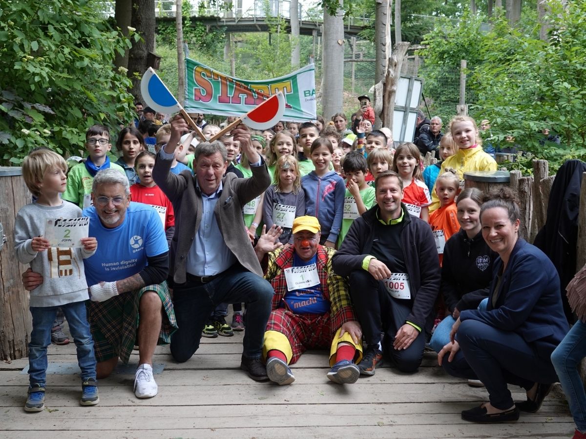 Bambini-Lauf: (v.l.n.r.) Auftakt zum 11. Zoo-Charity-Lauf: John McGurk (S4acw), Uwe Görtemöller (Bürgermeister der Stadt Osnabrück), Philipp Bruelheide (Zoogeschäftsführer) sowie Laura Riedel (TSO DATA) und Ekaterina Menke (AOK Niedersachsen) gaben gemeinsam mit Clown Ati (vorne) das Startsignal für den Bambini-Lauf mit 87 Kindern. / Foto: Anna Lena Probst (Zoo Osnabrück)
