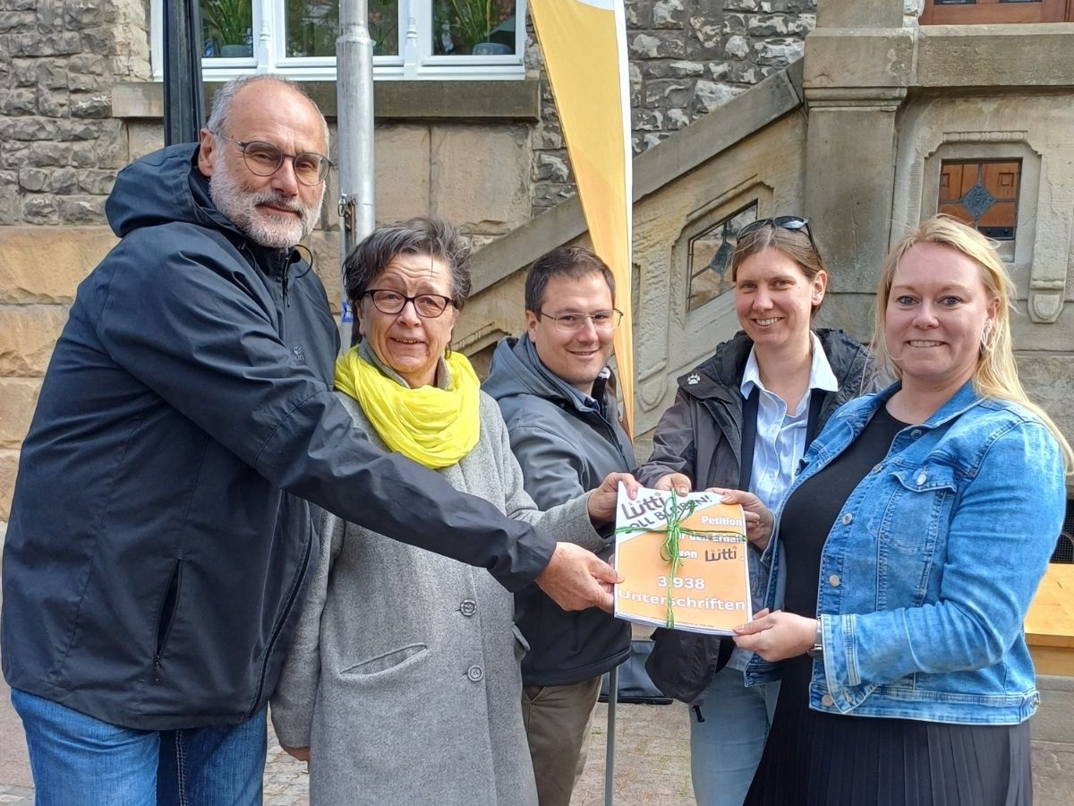 Übergabe der Petition mit (von rechts) Jutta Dettmann, Mareike Werges, Jan Meyer, Annette Twenning und Alfred Reehuis. / Foto: Stadt Mell
