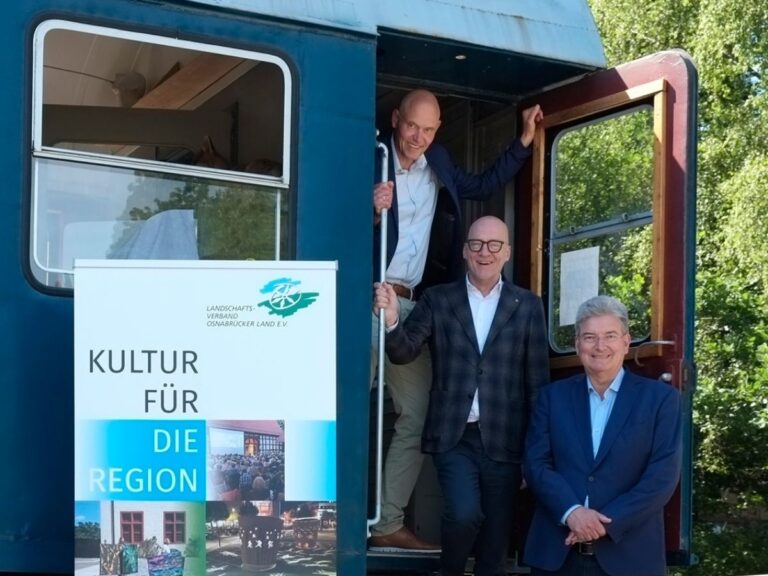 Die drei neuen alten ‚Köpfe‘ des Landschaftsverbandes (v.l.n.r.): Dr. Hermann Queckenstedt (Bistum Osnabrück), LVO-Vorsitzender Wolfgang Beckermann (Erster Stadtrat Osnabrück) und stellvertretender Vorsitzender Matthias Selle (Kreisrat) 2022 am damals noch bestehenden Ideenwaggon des Piesberger Gesellschaftshauses. / Foto: Gabriele Janz (LVO)