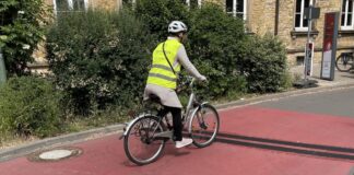 Auf dem Radschnellweg an der Schlachthofstraße erfassen zwei Zählschläuche, sogenannte Tubes, wie viele Fahrräder die Messstelle passieren. / Foto: Ann-Katrin Reuwer