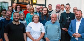 Die Mitglieder des neuformierten SPD-Ortsvereins Osnabrück sieht um ihren Vorsitzenden Timo Spreen (Erster von links) und den SPD-Unterbezirksvorsitzenden Robert Alferink (Erster von rechts). / Foto: SPD Osnabrück Süd