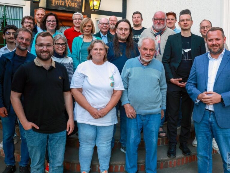 Die Mitglieder des neuformierten SPD-Ortsvereins Osnabrück sieht um ihren Vorsitzenden Timo Spreen (Erster von links) und den SPD-Unterbezirksvorsitzenden Robert Alferink (Erster von rechts). / Foto: SPD Osnabrück Süd