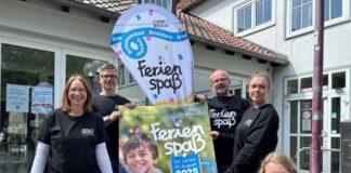 Freuen sich auf einen Sommer voller schöner Erlebnisse: Kerstin Schlüter (links), Leiterin des Fachbereichs Kinder, Jugendliche und Familien und das Ferienspaß-Team Marco Brockmann (Zweiter von links), Mathias Owerrin, Michaela Teuer und Sarah-Marie Knopf. / Foto: Silke Brickwedde (Stadt Osnabrück)