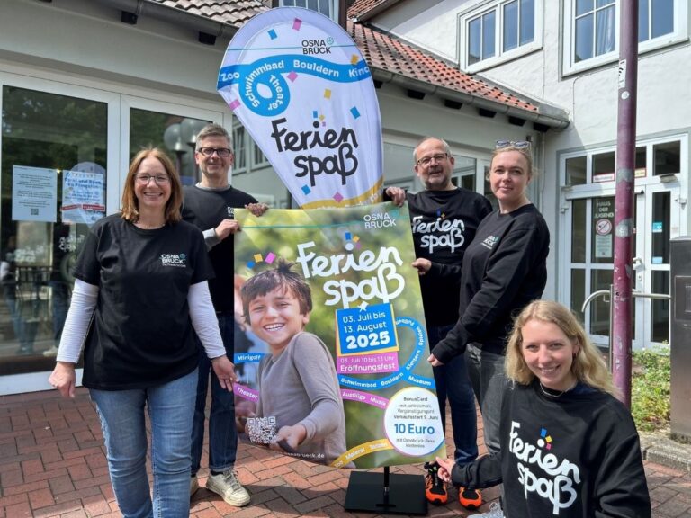 Freuen sich auf einen Sommer voller schöner Erlebnisse: Kerstin Schlüter (links), Leiterin des Fachbereichs Kinder, Jugendliche und Familien und das Ferienspaß-Team Marco Brockmann (Zweiter von links), Mathias Owerrin, Michaela Teuer und Sarah-Marie Knopf. / Foto: Silke Brickwedde (Stadt Osnabrück)