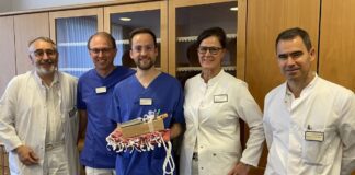Den hundertsten Medizinstudenten, Moritz Franksmann (Dritter von links), begrüßen am Franziskus-Hospital Harderberg (von links) Dr. med. Petr Ziegler (Chefarzt der Klinik für Allgemein-, Viszeral- und Minimal-Invasive Chirurgie), Eckart Schilling (Leitender Oberarzt Innere Medizin und Koordinator für das Praktische Jahr), Dr. med. Petra Hoffknecht (Chefärztin Thoraxonkologie und Beauftragte für das Praktische Jahr) sowie Prof. Dr. med. Karsten Müssig (Chefarzt Innere Medizin). / Foto: Linda Fietz (NSK)