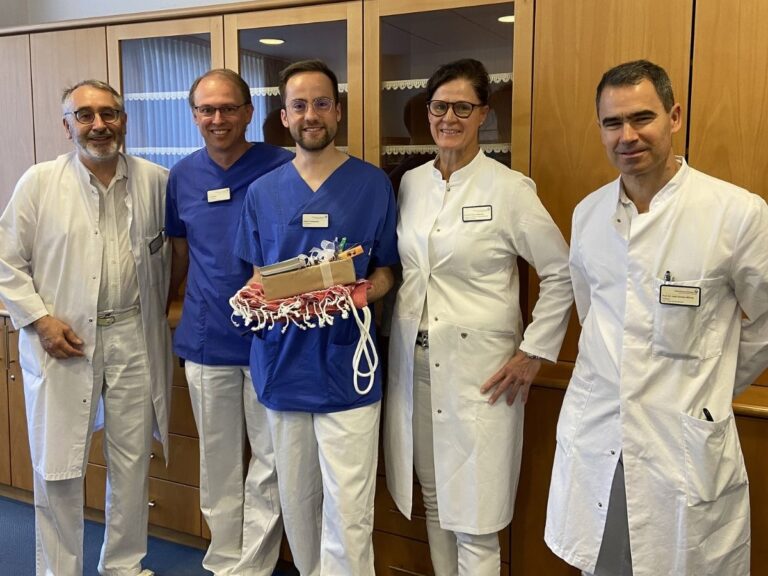 Den hundertsten Medizinstudenten, Moritz Franksmann (Dritter von links), begrüßen am Franziskus-Hospital Harderberg (von links) Dr. med. Petr Ziegler (Chefarzt der Klinik für Allgemein-, Viszeral- und Minimal-Invasive Chirurgie), Eckart Schilling (Leitender Oberarzt Innere Medizin und Koordinator für das Praktische Jahr), Dr. med. Petra Hoffknecht (Chefärztin Thoraxonkologie und Beauftragte für das Praktische Jahr) sowie Prof. Dr. med. Karsten Müssig (Chefarzt Innere Medizin). / Foto: Linda Fietz (NSK)