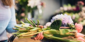 Nonstop Blumen binden: Viele Floristinnen haben eine Sechs-Tage-Woche und wenig Urlaub. Die Floristen-Gewerkschaft IG BAU Osnabrück-Emsland-Grafschaft Bentheim will das jetzt ändern. / Foto: Tobias Seifert (IG BAU)
