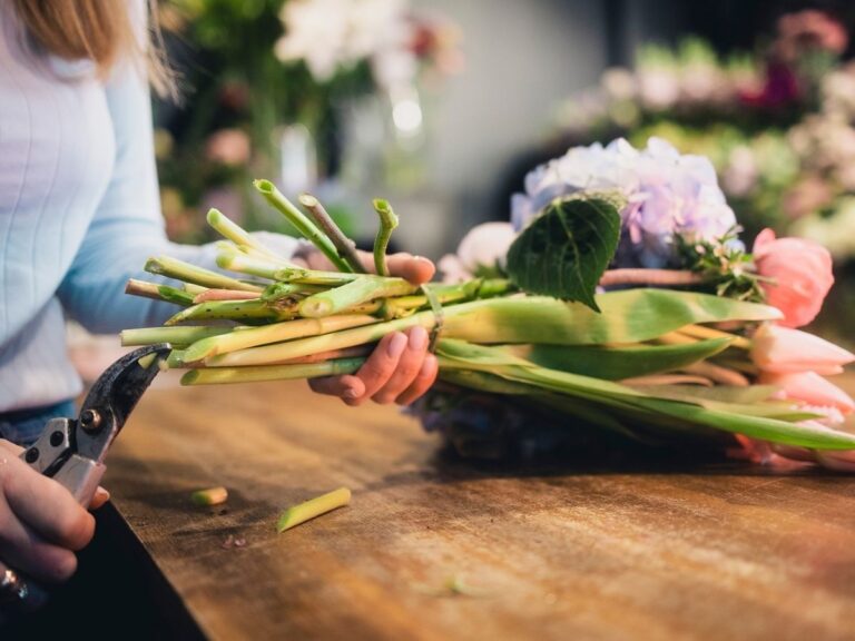 Nonstop Blumen binden: Viele Floristinnen haben eine Sechs-Tage-Woche und wenig Urlaub. Die Floristen-Gewerkschaft IG BAU Osnabrück-Emsland-Grafschaft Bentheim will das jetzt ändern. / Foto: Tobias Seifert (IG BAU)