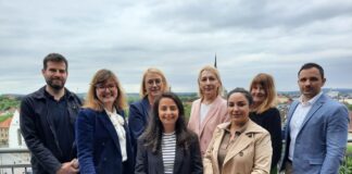 Die Initiatoren des Mentoring-Programms mit einigen Ratsmitgliedern. Hinten: (v.l.) Saeb Sadek (Geschäftsstelle Migrationsbeirat), Oberbürgermeisterin Katharina Pötter, Natalia Greywul (Vorsitzende des Migrationsbeirates), Anke Jacobsen (Ratsmitglied Bündnis 90/die Grünen), Martin Sapich (Migrationsbeirat, Arbeitsgruppe Mentoring Projekt). Vorne: (v.l.) Elena Moormann (Ratsmitglied SPD), Nicole Emektas (Ratsmitglied Die Linke), Annahita Maghsoodi (Ratsmitglied FDP). / Foto: Marieke Timmermann