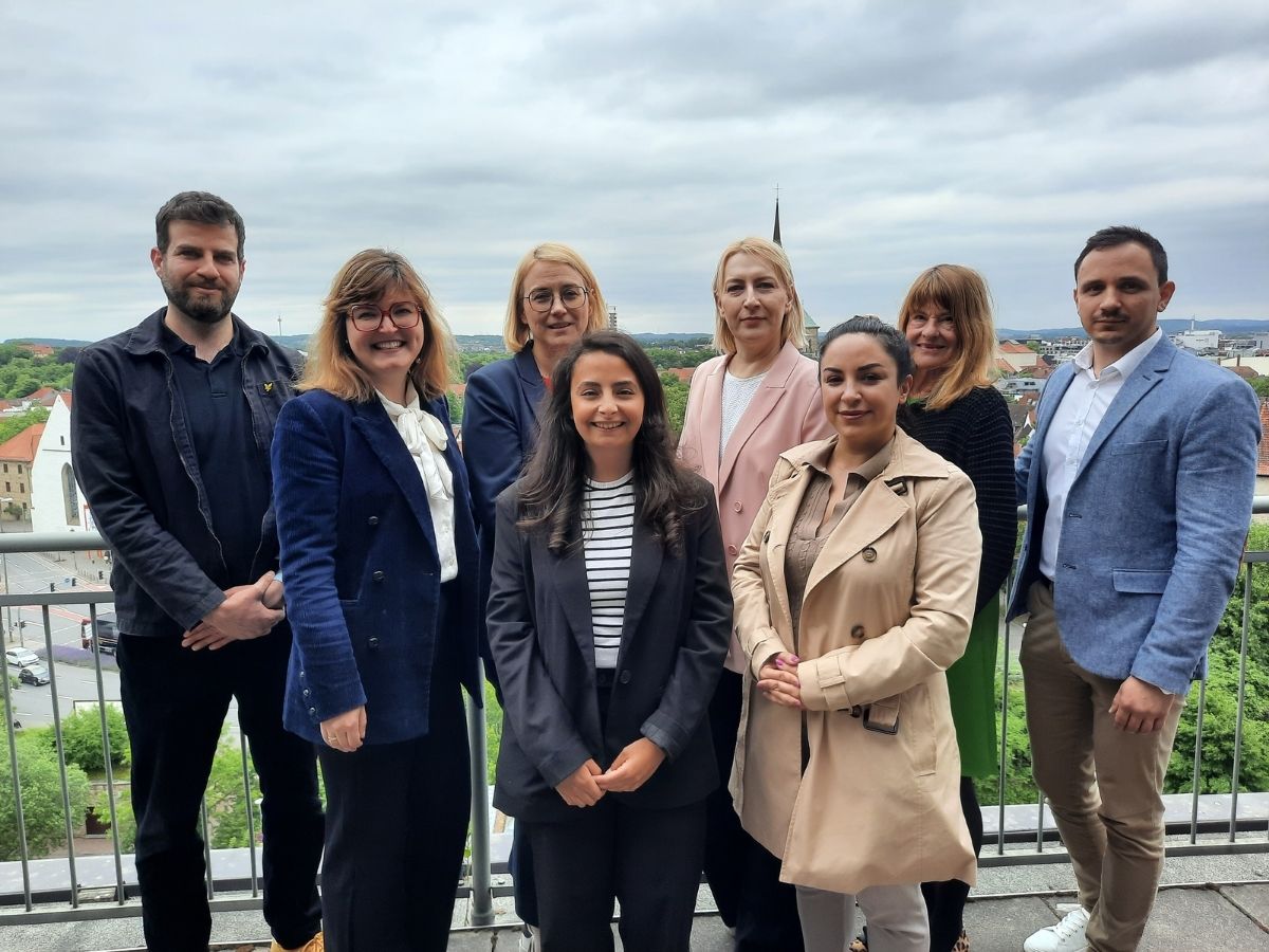 Die Initiatoren des Mentoring-Programms mit einigen Ratsmitgliedern. Hinten: (v.l.) Saeb Sadek (Geschäftsstelle Migrationsbeirat), Oberbürgermeisterin Katharina Pötter, Natalia Greywul (Vorsitzende des Migrationsbeirates), Anke Jacobsen (Ratsmitglied Bündnis 90/die Grünen), Martin Sapich (Migrationsbeirat, Arbeitsgruppe Mentoring Projekt). Vorne: (v.l.) Elena Moormann (Ratsmitglied SPD), Nicole Emektas (Ratsmitglied Die Linke), Annahita Maghsoodi (Ratsmitglied FDP). / Foto: Marieke Timmermann