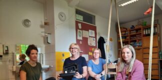 Freuten sich über die Spende: Monika Beckmann-Bartels (Leitung Therapiezentrum Dreiklang), Isa Simon (Vorstandsvorsitzende der Förderstiftung HHO) und zwei Ergotherapeutinnen. / Foto: Marieke Timmermann