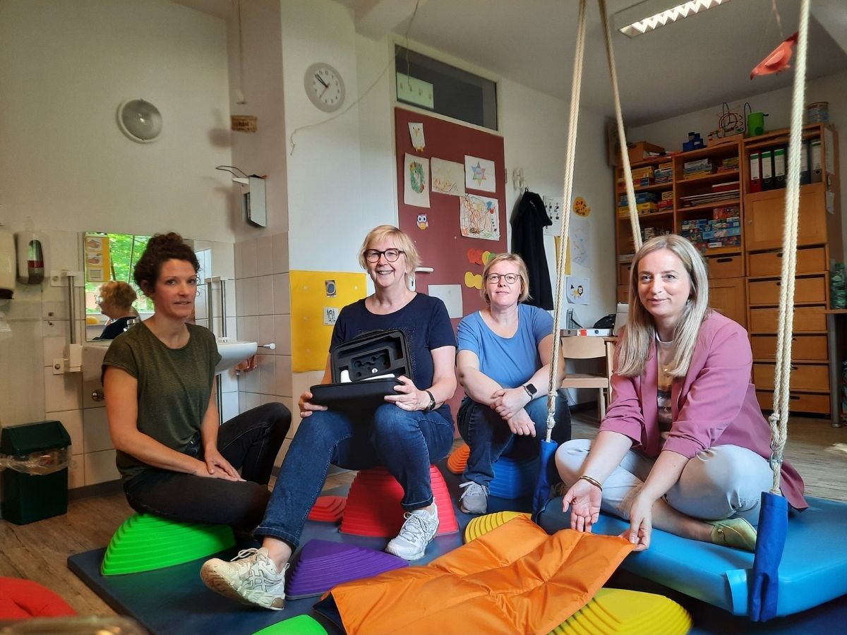 Freuten sich über die Spende: Monika Beckmann-Bartels (Leitung Therapiezentrum Dreiklang), Isa Simon (Vorstandsvorsitzende der Förderstiftung HHO) und zwei Ergotherapeutinnen. / Foto: Marieke Timmermann