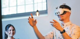 Mit dem innovativen Projekt KlimKoVR legt die Hochschule Osnabrück den Grundstein für die Entwicklung von Klimaanpassungskompetenzen ihrer Studierenden. Dank einer virtuellen, spielerischen Lernumgebung werden sie zu einer neuen Generation von Fachkräften, die die Herausforderungen des Klimawandels kennen und nachhaltige Lösungen entwickeln (Foto: Hochschule Osnabrück/ Oliver Pracht).