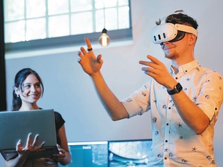 Mit dem innovativen Projekt KlimKoVR legt die Hochschule Osnabrück den Grundstein für die Entwicklung von Klimaanpassungskompetenzen ihrer Studierenden. Dank einer virtuellen, spielerischen Lernumgebung werden sie zu einer neuen Generation von Fachkräften, die die Herausforderungen des Klimawandels kennen und nachhaltige Lösungen entwickeln (Foto: Hochschule Osnabrück/ Oliver Pracht).