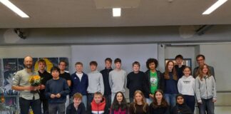 Professor De Juan und Schulleiter Ulrich Solbach mit dem Werte und Normen Kurs von Herrn Woelki. / Foto: Marieke Timmermann