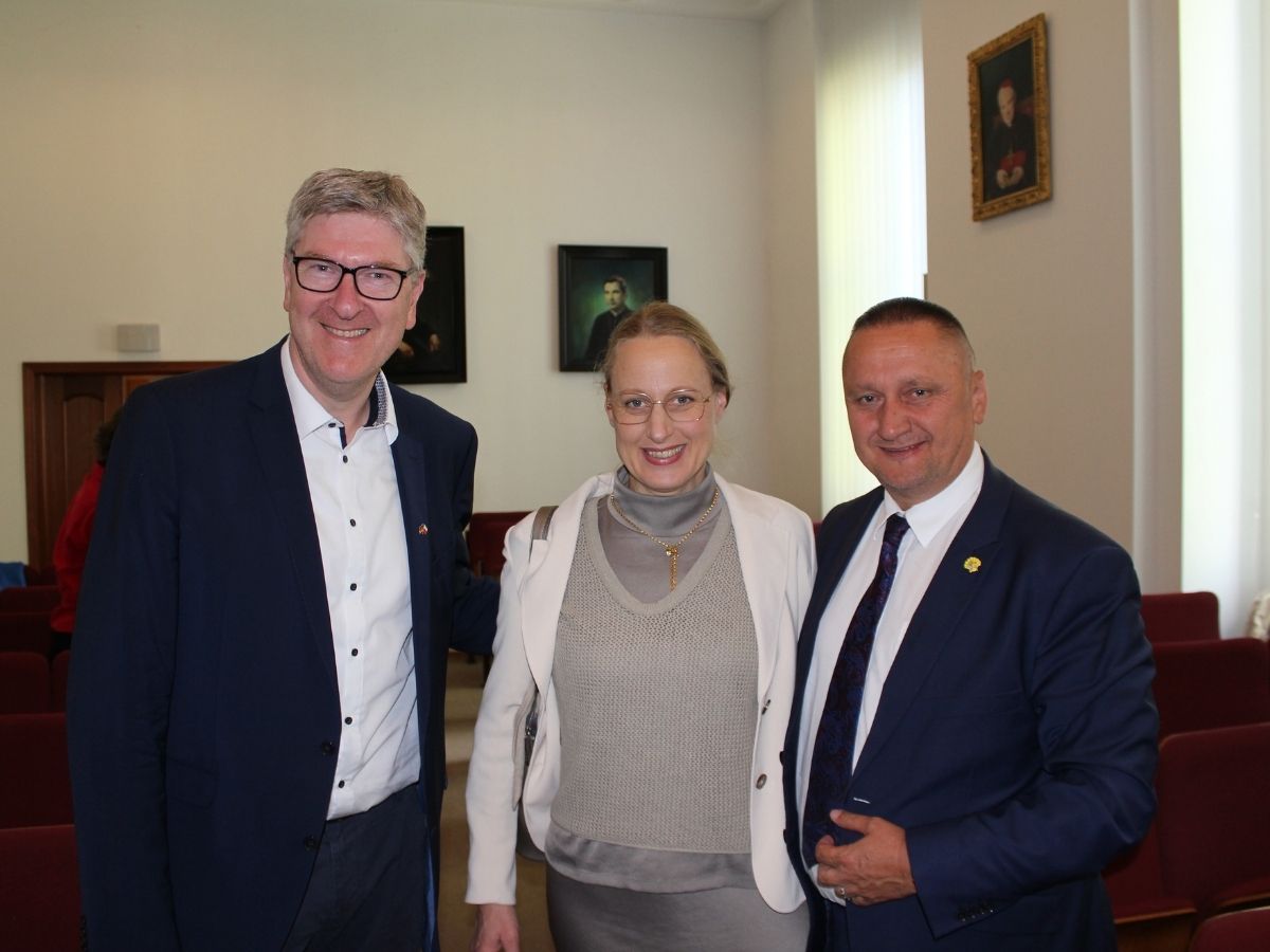 Caritasdirektor Johannes Buß, Landrätin Anna Kebschull und Landrat Andrzej Abako, (Landkreises Olsztyn) freuen sich über 20 Jahre Austausch und Begegnung. / Foto: Günter Sandford (Caritas)