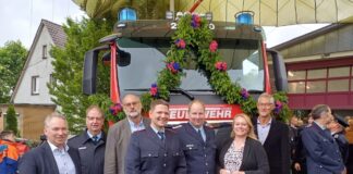 vor dem neuen Fahrzeug TLF 3000 (von links): Erster Stadtrat Andreas Dreier, Stadtbrandmeister Michael Finke, Vorsitzender des Ausschusses für Feuerwehr und Ordnung Alfred Reehuis, stellvertretender Ortsbrandmeister Patrick Lange, Ortsbrandmeister Daniel Riske, Bürgermeisterin Jutta Dettmann und stellvertretender Ortsbürgermeister Heiner Thöle. / Foto: Stadt Melle.