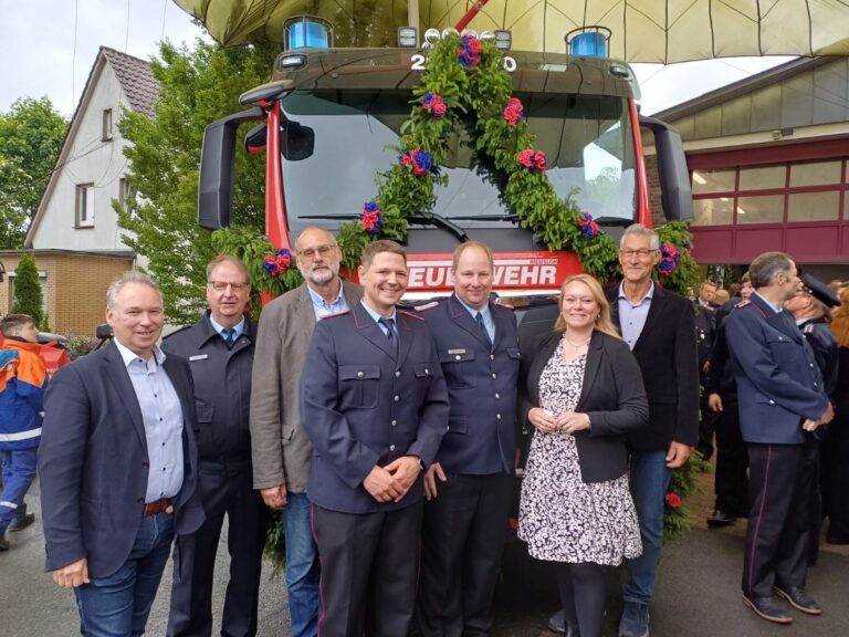 vor dem neuen Fahrzeug TLF 3000 (von links): Erster Stadtrat Andreas Dreier, Stadtbrandmeister Michael Finke, Vorsitzender des Ausschusses für Feuerwehr und Ordnung Alfred Reehuis, stellvertretender Ortsbrandmeister Patrick Lange, Ortsbrandmeister Daniel Riske, Bürgermeisterin Jutta Dettmann und stellvertretender Ortsbürgermeister Heiner Thöle. / Foto: Stadt Melle.