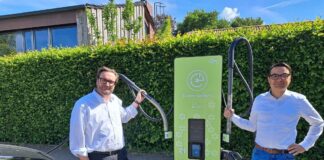 BU: Nehmen den Schnelllader am Sportpark Illoshöhe in Betrieb: (V.l.) VfL-Geschäftsführer Dr. Michael Welling und OPG-Geschäftsführer Wigand Maethner. / Foto: Marco Hörmeyer (Stadtwerke Osnabrück).