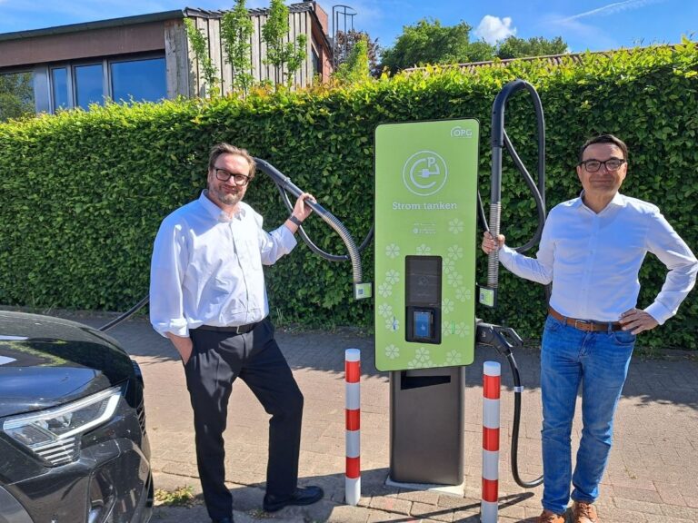 BU: Nehmen den Schnelllader am Sportpark Illoshöhe in Betrieb: (V.l.) VfL-Geschäftsführer Dr. Michael Welling und OPG-Geschäftsführer Wigand Maethner. / Foto: Marco Hörmeyer (Stadtwerke Osnabrück).