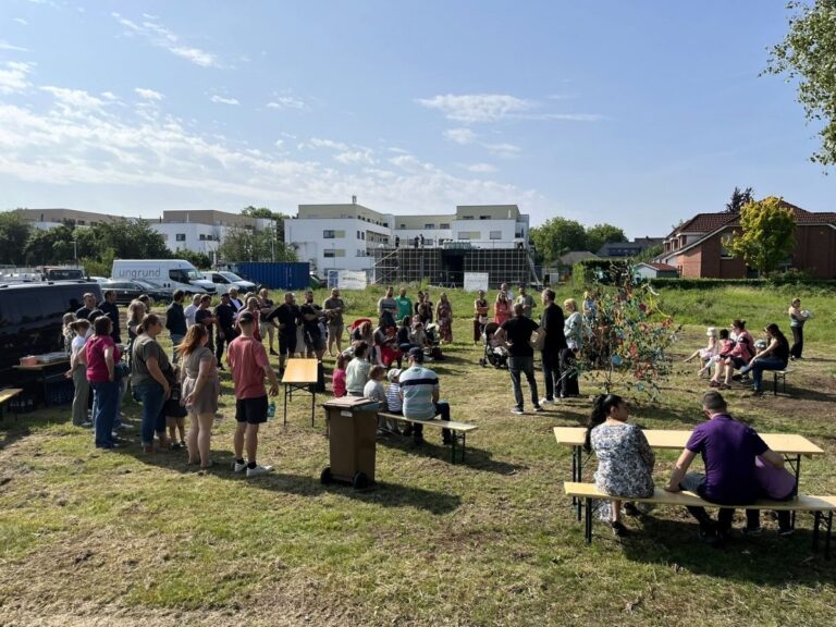 Mit einem bunten Richtfest feiern Kinder, Eltern, Erzieherinnen und Erzieher gemeinsam mit Oberbürgermeisterin Katharina Pötter und den Architekten von Plan.Concept den Baufortschritt der neuen Kita Eversheide. / Foto: Constantin Binder