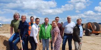 Gute Stimmung unter weiß-blauem Himmel: Während des Ersten Spatenstichs im Baugebiet „An der Blanken Mühle II“ in Buer strahlten (von links) Gerd Wien, Rainer Kellermann, Sven Schnittger, Philipp Wilken, Wilhelm Hunting, Jutta Dettmann, Dennis Luckas, Michael Kipsieker und Florian Schmeing in die Kamera. / Foto: Stadt Melle