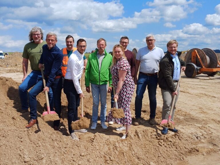 Gute Stimmung unter weiß-blauem Himmel: Während des Ersten Spatenstichs im Baugebiet „An der Blanken Mühle II“ in Buer strahlten (von links) Gerd Wien, Rainer Kellermann, Sven Schnittger, Philipp Wilken, Wilhelm Hunting, Jutta Dettmann, Dennis Luckas, Michael Kipsieker und Florian Schmeing in die Kamera. / Foto: Stadt Melle