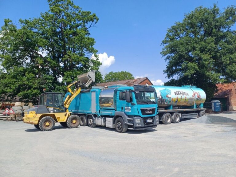 Mit schwerem Gerät: Auf einem Lagerplatz in Hoterdorf wird das Spezialfahrzeug mit Splitt beladen. / Foto: Stadt Melle
