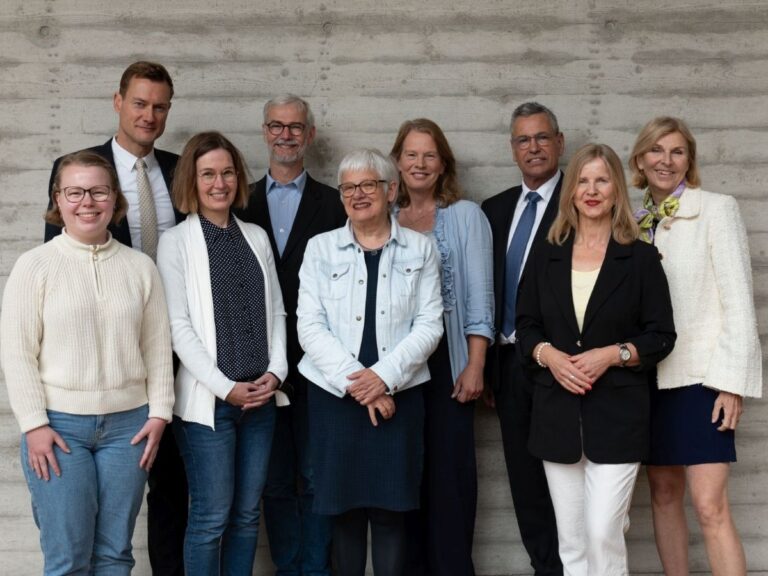 : Über 4 Jahre Arbeit haben sich gelohnt: Das Projektteam und das Dekanat der Fakultät WiSo setzen mit der Anerkennung neue internationale Bildungsmaßstäbe (v.l.n.r.: Nathalie Banehr, Prof. Dr. Kay Hendrik Hofmann, Sabine Kohlsaat, Prof. Dr. Holger Sutschet, Prof. Dr. Ursula Hübner, Nina Braksiek, Carsten Berkau, Anne-Christin Stockmeyer, Prof. Dr. Andrea Braun von Reinersdorff). / Foto: Hochschule Osnabrück