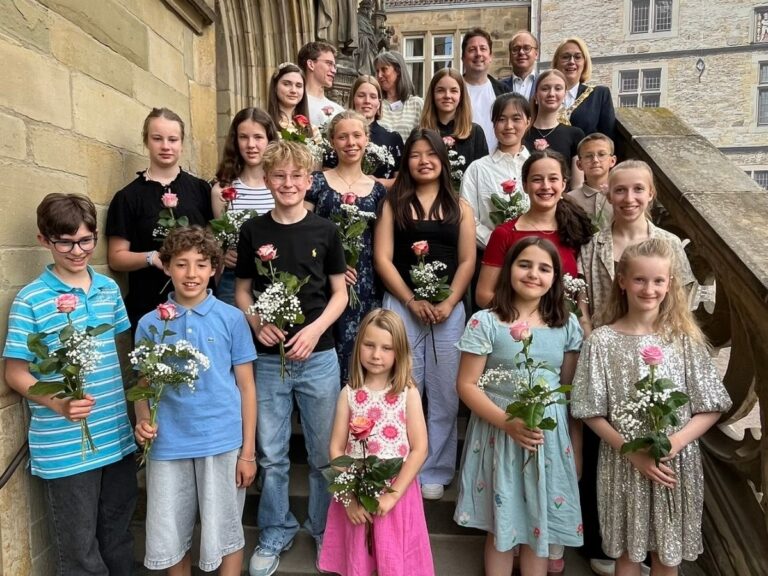 Die Preisträgerinnen und Preisträger des diesjährigen Wettbewerbs Jugend musiziert vor dem historischen Rathaus. / Foto: Constantin Binder