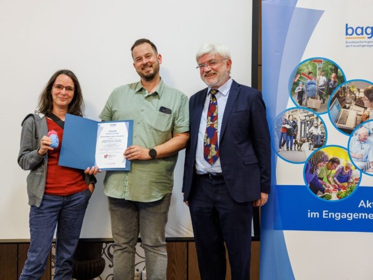 Ausgezeichnet: Barbara Hartz und Raphael Dombrowski von der Freiwilligen-Agentur Osnabrück mit Dr. Jürgen Rembold (von links) bei der Verleihung des „Wünsch-Dir-Was-Preises 2025“. / Foto: Michael Wallmüller