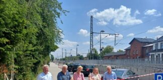 Offizielle Einweihung mit dem Durchschneiden eines rot-weißen Bandes mit (von links) Thomas Große-Johannböcke, Volker Ueding, Monika Ueding, Jutta Dettmann und Axel Uffmann. / Foto: Stadt Melle