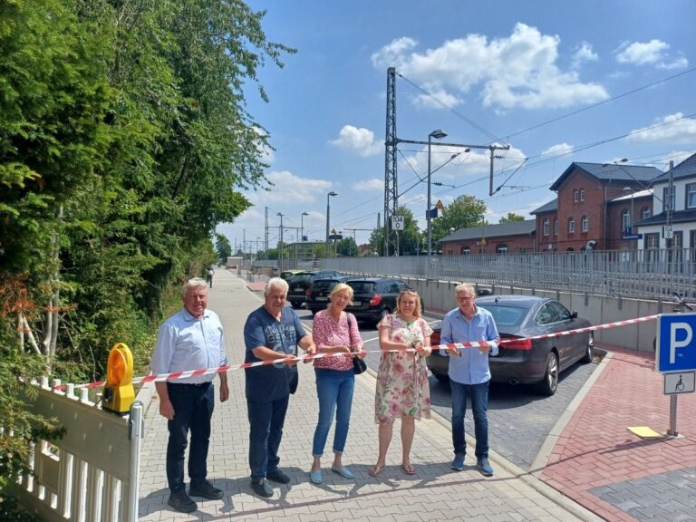 Offizielle Einweihung mit dem Durchschneiden eines rot-weißen Bandes mit (von links) Thomas Große-Johannböcke, Volker Ueding, Monika Ueding, Jutta Dettmann und Axel Uffmann. / Foto: Stadt Melle