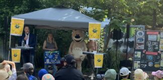 Bei der Abschlussveranstaltung des Kindermeilen-Projekts im Osnabrücker Zoo würdigen Stadtbaurat Thimo Weitemeier und Birgit Rademacher vom Fachbereich Umwelt und Klimaschutz das Engagement der Kinder aus zehn Einrichtungen. / Foto: Constantin Binder