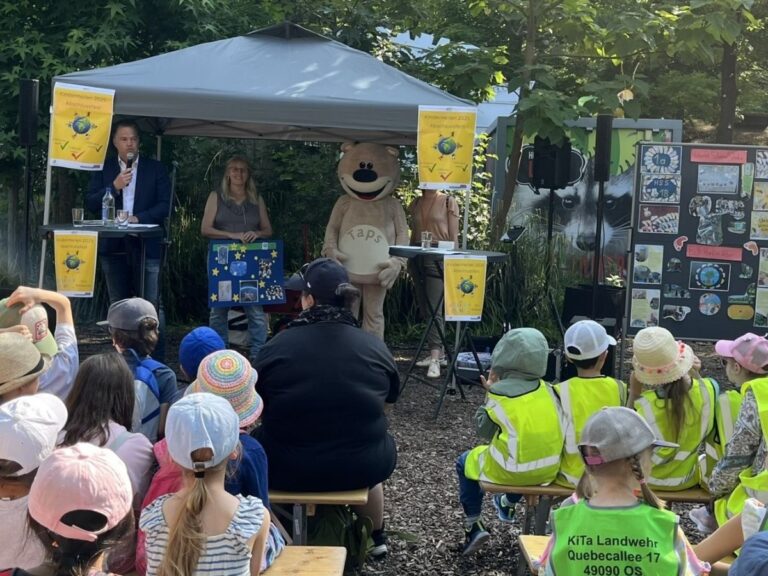 Bei der Abschlussveranstaltung des Kindermeilen-Projekts im Osnabrücker Zoo würdigen Stadtbaurat Thimo Weitemeier und Birgit Rademacher vom Fachbereich Umwelt und Klimaschutz das Engagement der Kinder aus zehn Einrichtungen. / Foto: Constantin Binder