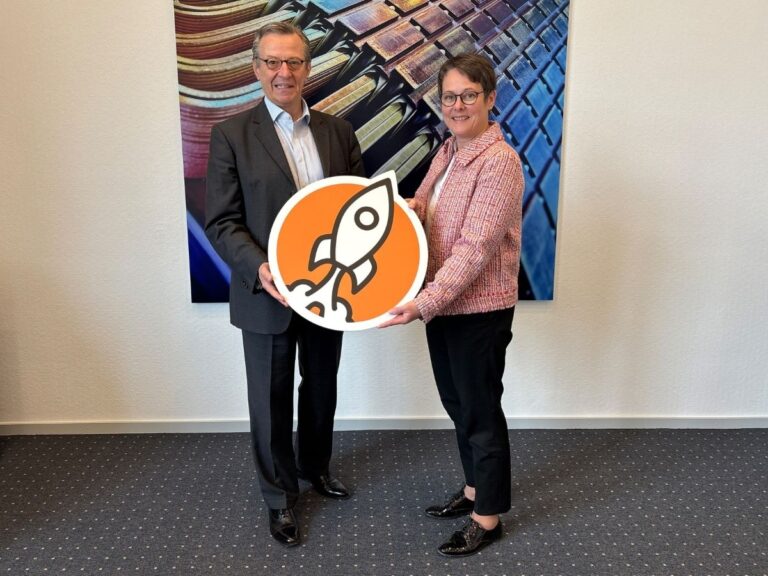Johannes Hartig (links), Vorstandsvorsitzender der Sparkasse Osnabrück, und Sabine Stöhr, Geschäftsführerin der VME-Stiftung, freuen sich, dass die Praktikumswoche in der Region Osnabrück auch in 2025 und 2026 kostenfrei angeboten werden kann. / Foto: L. Knemeyer (Sparkasse Osnabrück)