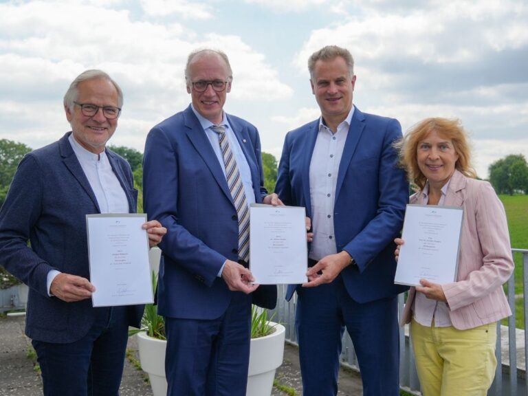 v.l. Manfred Hülsmann, Dr. Andreas Mainka, Hochschulpräsident Prof. Dr. Alexander Schmehmann und Prof. Dr. Svetlana Franken. / Foto: Hochschule Osnabrück