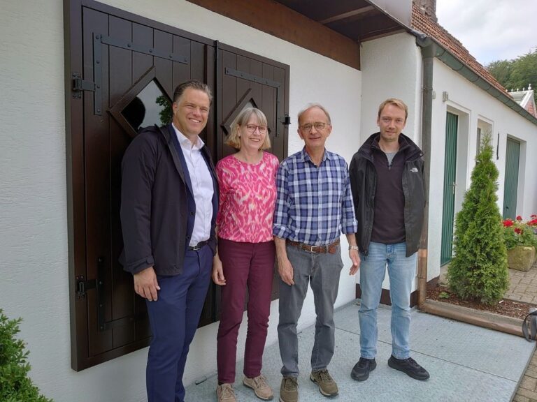 Mit dem Silo für die Holzhackschnitzel im Hintergrund: (von links) Stadtbaurat Thimo Weitemeier mit Maria, Ansgar und Christoph Budke. / Foto: Simon Vonstein