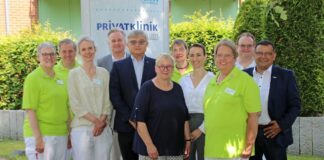 Das Klinikum ist in die Finalrunde für die Auszeichnung mit dem „Hand Hygiene Excellence Award“ der WHO in der Region Europa gekommen. (v.l.n.r.) Natalie Jürgens (Krankenhaushygiene), Uwe Raberg (Krankenhaushygiene), Dr. Christiane Berning (Oberärztin Infektiologisches Centrum), Klinikums-Geschäftsführer Klaus Beekmann, Prof. Andreas F. Widmer, Pflegedirektorin Angelika Atrat, Kirstin Lusmöller (Krankenhaushygiene), Dr. Ermira Tartari, Christiane Körbel-Peceny (Leitung Krankenhaushygiene), Dr. Martin Stöckl (Oberarzt Klinik für Geriatrie und Palliativmedizin) und Carlos da Silva. / Foto: Jens Lintel