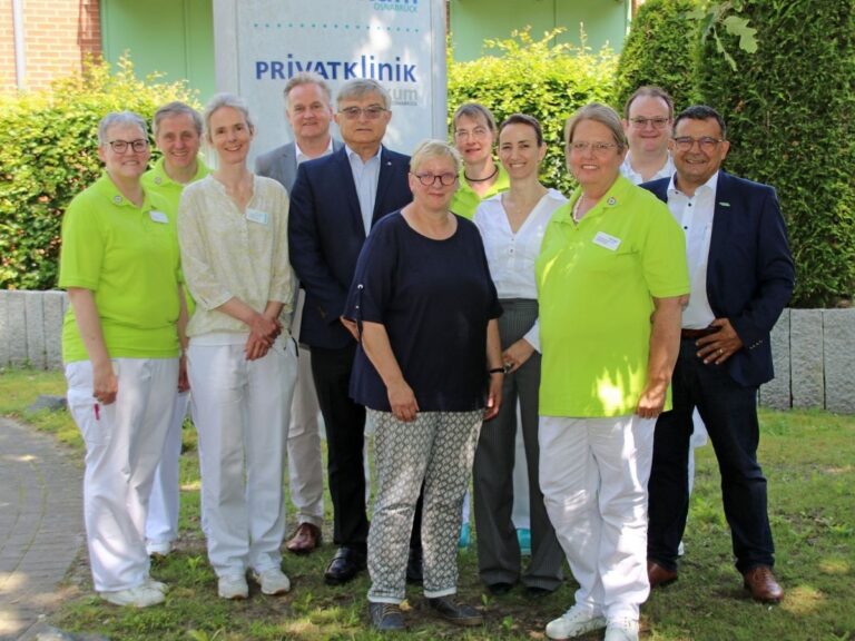 Das Klinikum ist in die Finalrunde für die Auszeichnung mit dem „Hand Hygiene Excellence Award“ der WHO in der Region Europa gekommen. (v.l.n.r.) Natalie Jürgens (Krankenhaushygiene), Uwe Raberg (Krankenhaushygiene), Dr. Christiane Berning (Oberärztin Infektiologisches Centrum), Klinikums-Geschäftsführer Klaus Beekmann, Prof. Andreas F. Widmer, Pflegedirektorin Angelika Atrat, Kirstin Lusmöller (Krankenhaushygiene), Dr. Ermira Tartari, Christiane Körbel-Peceny (Leitung Krankenhaushygiene), Dr. Martin Stöckl (Oberarzt Klinik für Geriatrie und Palliativmedizin) und Carlos da Silva. / Foto: Jens Lintel