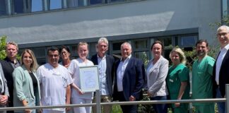 Freude in der Orthopädie am Christlichen Klinikum Melle: Nach zehn Jahren als zertifiziertes Endoprothetikzentrum konnte nun erfolgreich die Auszeichnung als Endoprothetikzentrum der Maximalversorgung erworben werden. / Foto: Ute Laumann (CKM)