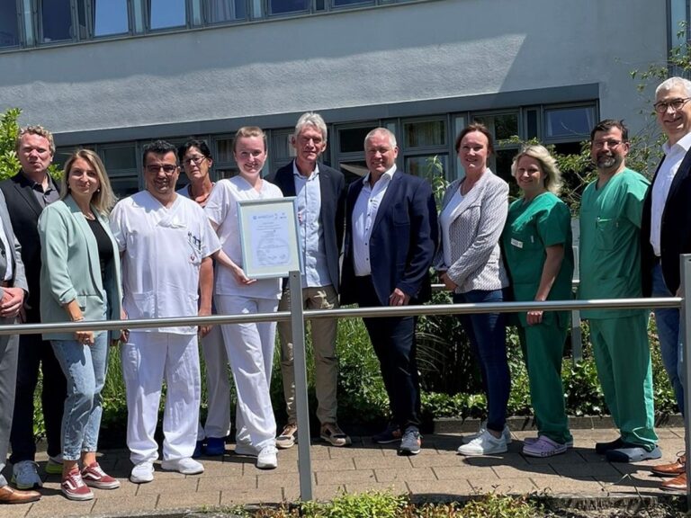Freude in der Orthopädie am Christlichen Klinikum Melle: Nach zehn Jahren als zertifiziertes Endoprothetikzentrum konnte nun erfolgreich die Auszeichnung als Endoprothetikzentrum der Maximalversorgung erworben werden. / Foto: Ute Laumann (CKM)