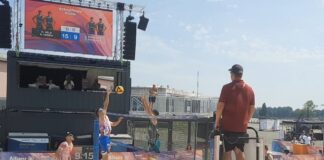 Ein letztes Mal gemeinsam im Sand: Bennet und David Poniewaz. / Foto: Marieke Timmermann