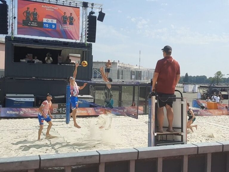 Ein letztes Mal gemeinsam im Sand: Bennet und David Poniewaz. / Foto: Marieke Timmermann