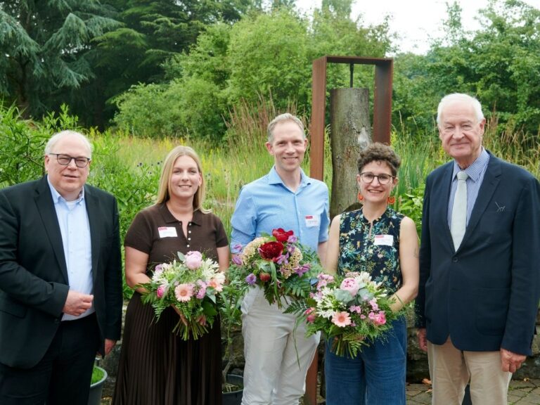 Vizepräsident Prof. Dr. Jochen Oltmer, Julia Poschmann, Dr. Björn Brandes, Dr. Laura Mae Jacqueline Herzog und der Vorstandsvorsitzende der Mühlenhoff-Stiftung Fritz Graf (v.l.). / Foto: Uwe Lewandowski