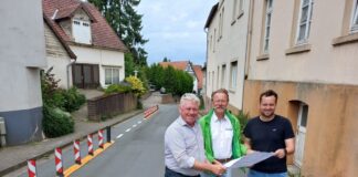 Stellten im Bereich des Alten Handelsweges die Pläne zur Umsetzung der Maßnahme vor: (von links) Thomas Große-Johannböcke, Wilhelm Hunting und Michael Saffran. / Foto: Stadt Melle