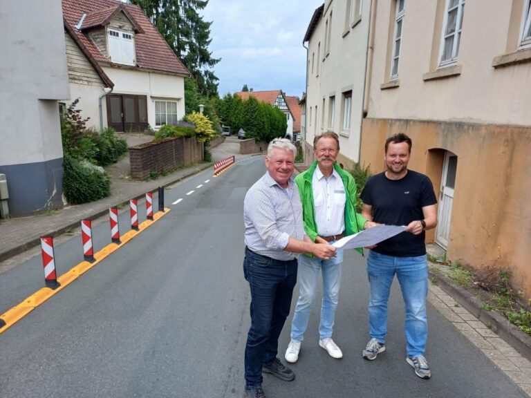 Stellten im Bereich des Alten Handelsweges die Pläne zur Umsetzung der Maßnahme vor: (von links) Thomas Große-Johannböcke, Wilhelm Hunting und Michael Saffran. / Foto: Stadt Melle