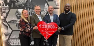 Freuen sich gemeinsam über die Förderung für internationale Fachkräfte im Osnabrücker Land: Sarah Rönn (Leitung Regionalentwicklung, GSM T&I gGmbH), Johannes Hartig (Vorstandsvorsitzender, Sparkasse Osnabrück), Peter Vahrenkamp (Geschäftsführer, WIGOS Wirtschaftsförderungsgesellschaft Osnabrücker Land) und Mohamed Ali Abdi (Leitung Standortentwicklung, GSM T&I gGmbH). / Foto: L. Knemeyer (Sparkasse Osnabrück)